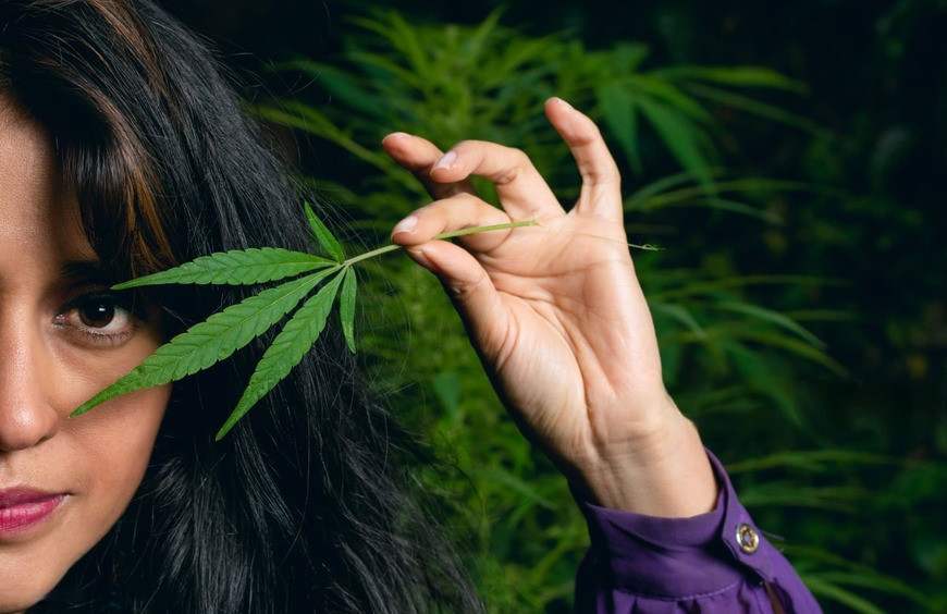 Pourquoi de plus en plus de femmes choisissent le CBD pour leur bien-être ?